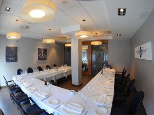 阿尔卡尼斯Aparthotel Meseguer的大型会议室,配有长桌子和椅子