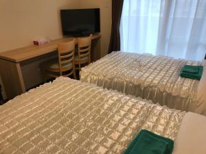 宜野湾每周港口景公寓客房内的一张或多张床位