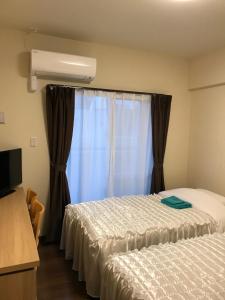 宜野湾每周港口景公寓客房内的一张或多张床位