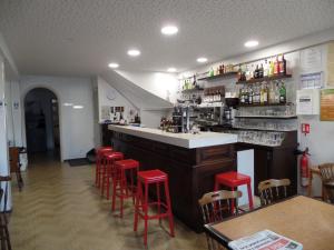 Saint-Alban-sur-LimagnoleAuberge Saint Jacques的餐厅的酒吧,有红色凳子