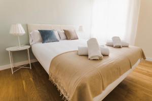 瓦伦西亚圣维森特HQ客房公寓的一间卧室配有一张大床和枕头