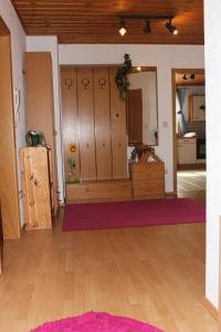 希尔沙伊德Ferienwohnung Schütz的一间设有木制储物柜和紫色地毯的客房