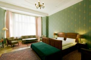 柏林方克埃姆科夫斯坦达姆膳食公寓酒店的一间卧室设有一张床和绿色的墙壁