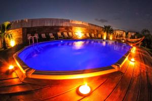 塔维亚诺Villa con Piscina by Corallo Blu Salento的夜间在木甲板上设有灯光的游泳池