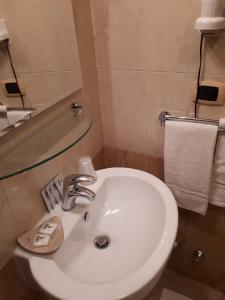 圣塞韦罗Bed and Breakfast Teresa Masselli的浴室设有白色水槽和镜子