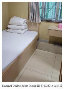 香港龙华賓館的小房间,配有白色床单