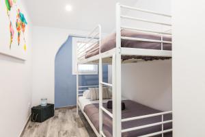 滨海比拉萨尔Vilasarmarlux II的宿舍间内1间带双层床的卧室
