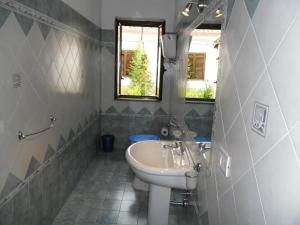 特罗佩阿Pousada Romantica的一间带水槽和卫生间的浴室