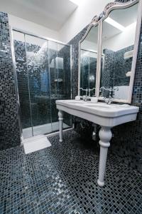 罗马安缇卡洛坎达酒店的一间带水槽和镜子的浴室