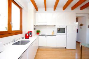 马略卡岛帕尔马Sant Miquel Homes - Turismo de interior的白色的厨房配有水槽和冰箱