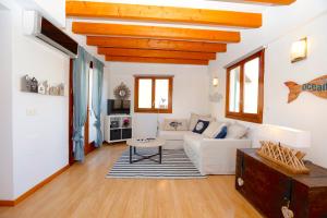 马略卡岛帕尔马Sant Miquel Homes - Turismo de interior的客厅配有白色的沙发和桌子