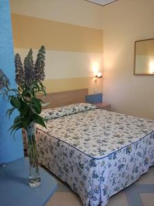 奥斯图尼马斯尔日亚艾斯纳酒店的一间卧室,配有一张带花瓶的桌子