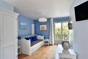 Vienne-en-Arthies维也纳阿提斯别墅住宿加早餐旅馆的蓝色的客房设有沙发和窗户。