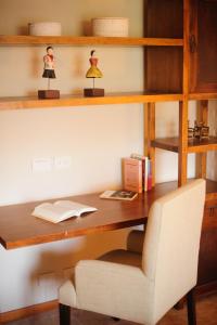 圣马丁德洛斯卡索纳德尔奥拓酒店的一张带椅子和书籍的木桌