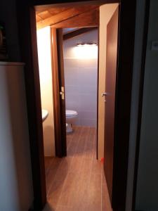 因佩里亚La Torretta的一间带卫生间的浴室和一个带门廊的走廊
