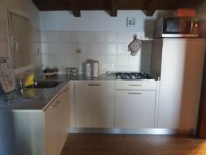 因佩里亚La Torretta的厨房配有白色冰箱和水槽