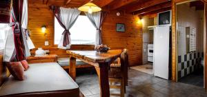 埃尔卡拉法特布里洛斯帕塔戈尼克斯度假屋的一间带桌子和冰箱的用餐室