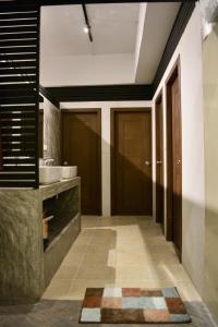 涛岛尼尔瓦纳旅馆的走廊上设有浴室,浴室内有水槽和门