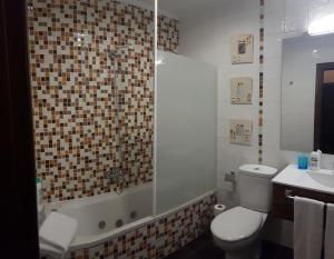 SotielloHotel Rural Palacio de Galceran的浴室配有卫生间、淋浴和盥洗盆。
