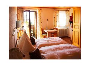 诺伊舍瑙Pension Draxlerhof的一间卧室配有一张床、一张桌子和一张书桌