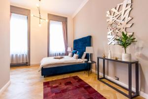 克卢日-纳波卡Köte Haus的一间卧室配有一张床和一个蓝色床头板