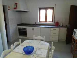 圣托·蒂尔索Santo Tirso Holidays Home的一个带桌子和水槽的小厨房