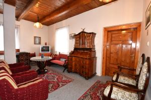 诺维斯莫克维克Penzión Villa Breza的客厅配有红色家具和木门