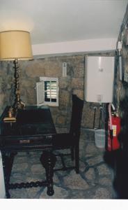 蒙桑图Casa da Gruta (Cave House)的灯室里的黑钢琴