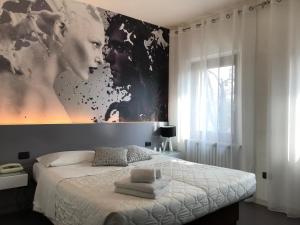 多索博诺家托巴多酒店的卧室配有一张大床上方的大画