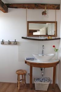 索梅劳森Weinhotel Oechsle & Brix的一间带水槽和镜子的浴室
