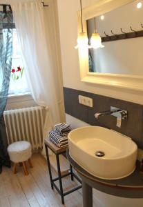 索梅劳森Weinhotel Oechsle & Brix的一间带水槽和镜子的浴室