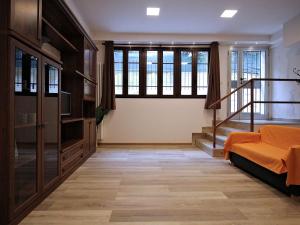 卡斯泰纳索La Ca' Fiesso Affittaly Apartments的客房设有楼梯、床和窗户。