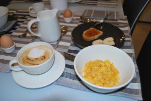 帕多瓦Bed and Breakfast Bio Salix的餐桌,带两盘食物和一杯咖啡的桌子