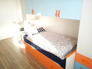 帕多瓦Bed and Breakfast Bio Salix的一间小卧室,配有一张橙色床架