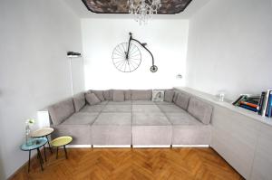 维也纳米莱尔公寓的客厅配有沙发,墙上有自行车