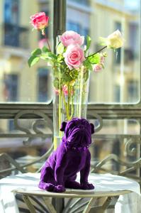 莱昂紫狗套房公寓的玫瑰花瓶旁的紫色泰迪熊