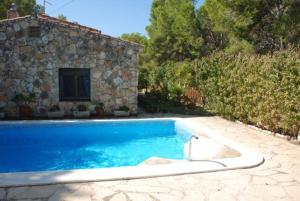拉梅特拉·德·玛尔Casa Estany的石头房子前面的游泳池