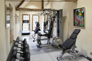 LeugnyLa Borde - Teritoria的健身房,配有跑步机和有氧运动器材