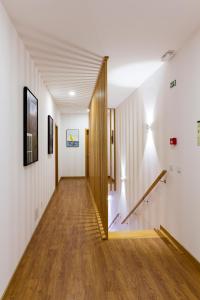 奥尔塔H18的走廊设有白色墙壁和木地板,楼梯