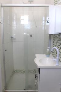 保罗阿方索城Excelente apartamento centro Paulo Afonso的带淋浴和盥洗盆的浴室