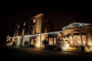 斯塔特海文贝斯特韦斯特斯特拉塔温酒店的一座晚上有圣诞灯的建筑