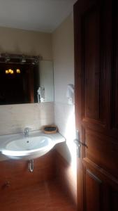 卡里泰纳Hotel Pelasgos的一间带水槽和镜子的浴室
