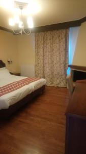 卡里泰纳Hotel Pelasgos的酒店客房设有床和窗户。