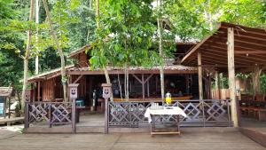 Tapokreng拉贾安帕潜水度假酒店的前面有桌子的建筑