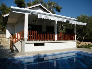 尼亚卢卡Holiday Home Vela Luka的带阳台和游泳池的度假屋