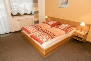 阿尔拉赫韦伯公寓的一间卧室配有一张大床和两个枕头