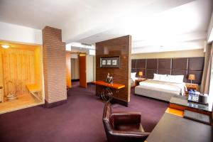 乌兰巴托克普特酒店及会议中心的配有一张床和一张书桌的酒店客房