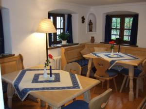 塞布鲁克Gästehaus Banik的一间带2张桌子和椅子的用餐室
