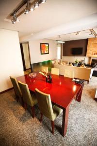 乌兰巴托卡帕瑞特酒店的一间用餐室,配有红色的桌子和椅子