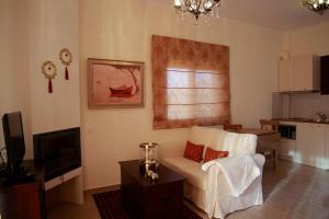 纳夫普利翁Elaion mini suites的客厅配有白色沙发和电视